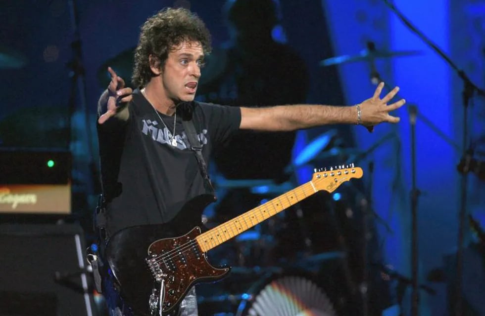 CERATI\r\nGRAN REX\r\n(FILES) Argentine singer Gustavo Cerati performs during his presentation at the Viña del Mar International Song Festival February 23, 2007 in Chile. Cerati died on September 4, 2014 in Buenos Aires due to a stroke. On May 15, 2010 Cerati suffered a stroke due to a decompensation after a performance in Caracas, Venezuela. Cerati was an Argentine singer-songwriter, composer and producer, one of the most important and influential figures of Ibero-American rock.   AFP PHOTO/MARTIN BERNETTI chile Gustavo Cerati muerte musico lider de Soda Stereo muerte musico tras cuatro años en estado de coma luego de sufrir un ACV recital recitales