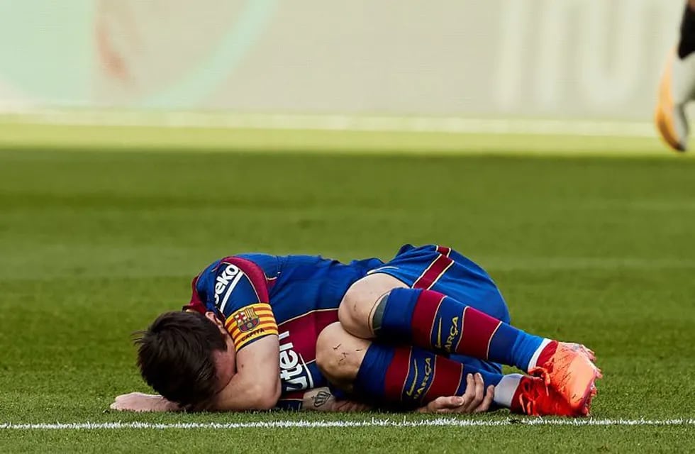 24 October 2020, Spain, Barcelona: Barcelona's Lionel Messi lies on the pitch injured during the Spanish Primera Division soccer match between FC Barcelona and Real Madrid CF at Camp Nou. Photo: David Ramirez/DAX via ZUMA Wire/dpa