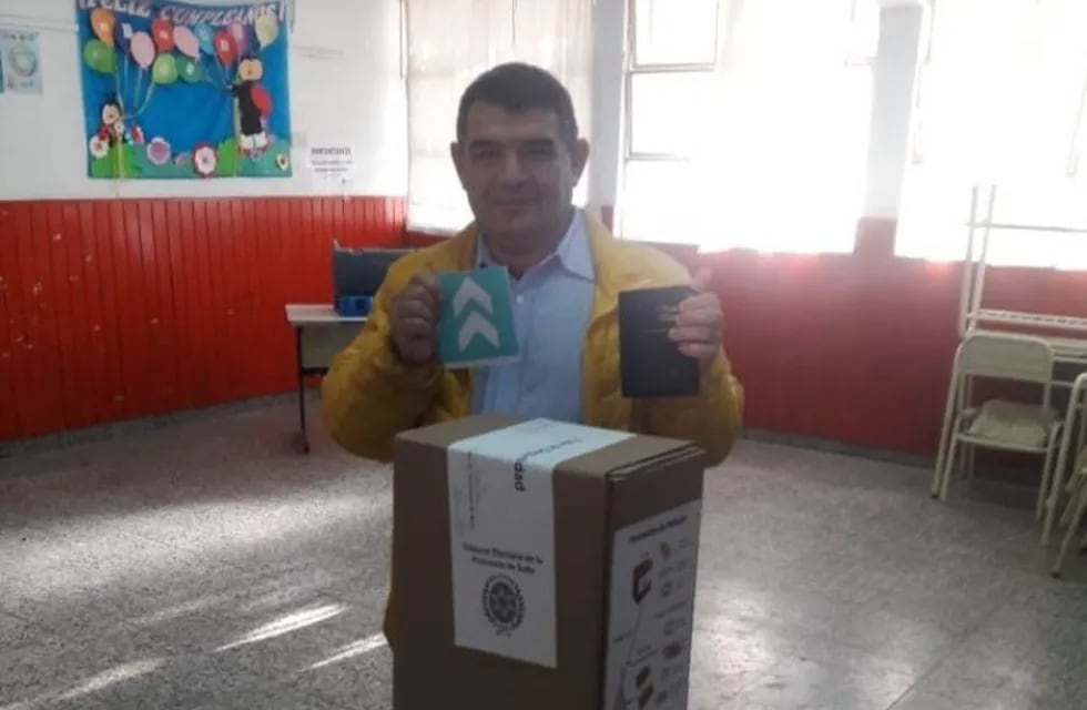 Alfredo Olmedo votando en las PASO provinciales, en Salta.