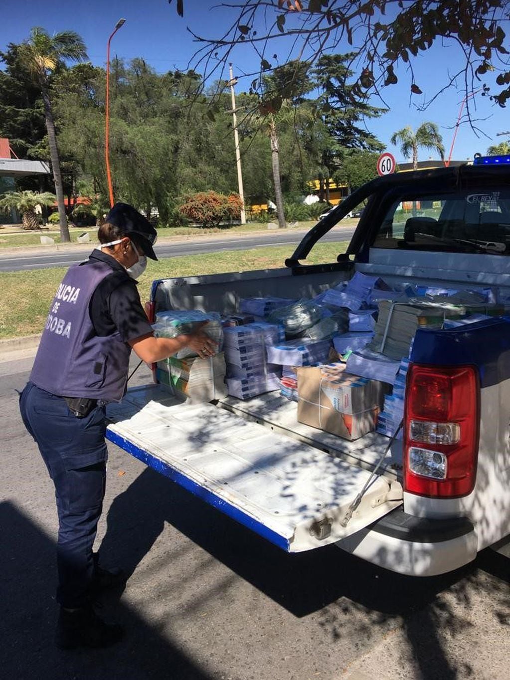 Cuadernillos que con la ayuda de la Policía de Córdoba, llegaron hogares de muchos alumnos en Carlos Paz. (Foto: archivo / gentileza Silvina Bessone).