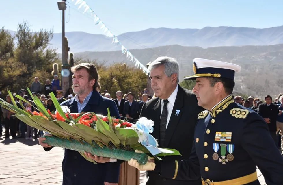 El ministro Rizzotti, el vicegobernador Haquim y el coronel Herrera, depositaron  una ofrenda floral al pie del Monumento a los Héroes de la Independencia.