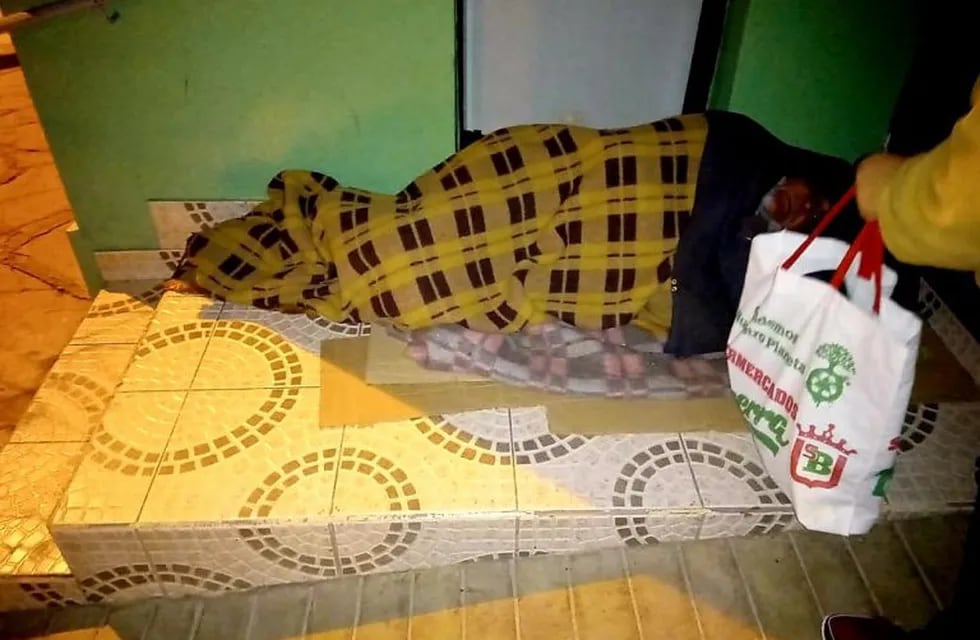 Un hombre mayor durmiendo en plena calle en Carlos Paz. (Foto: gentileza Graciela Álvarez).