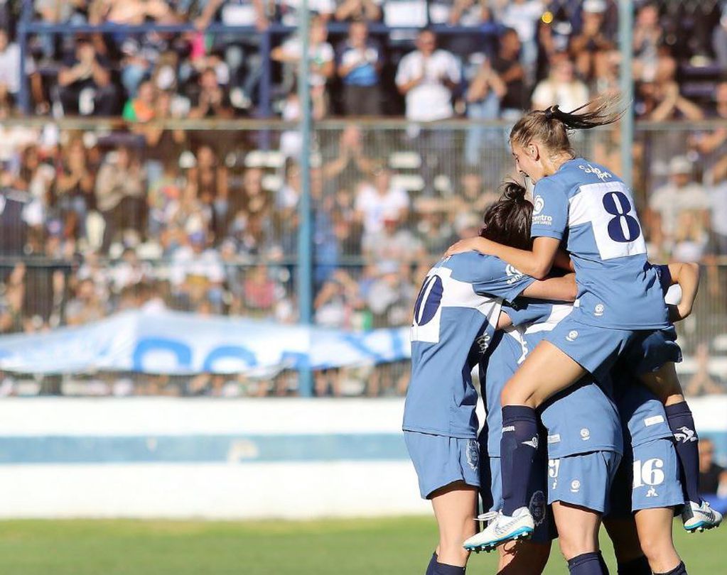 Inicia el Torneo Profesional de fútbol femenino y hoy, en las Triperas, debuta Mavi Pintos