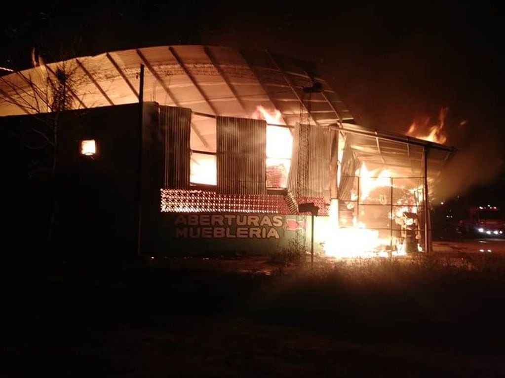 El fuego consumió por completo el comercio "Pedro Gómez Construcciones" en el sur posadeño. (Policía Misiones)
