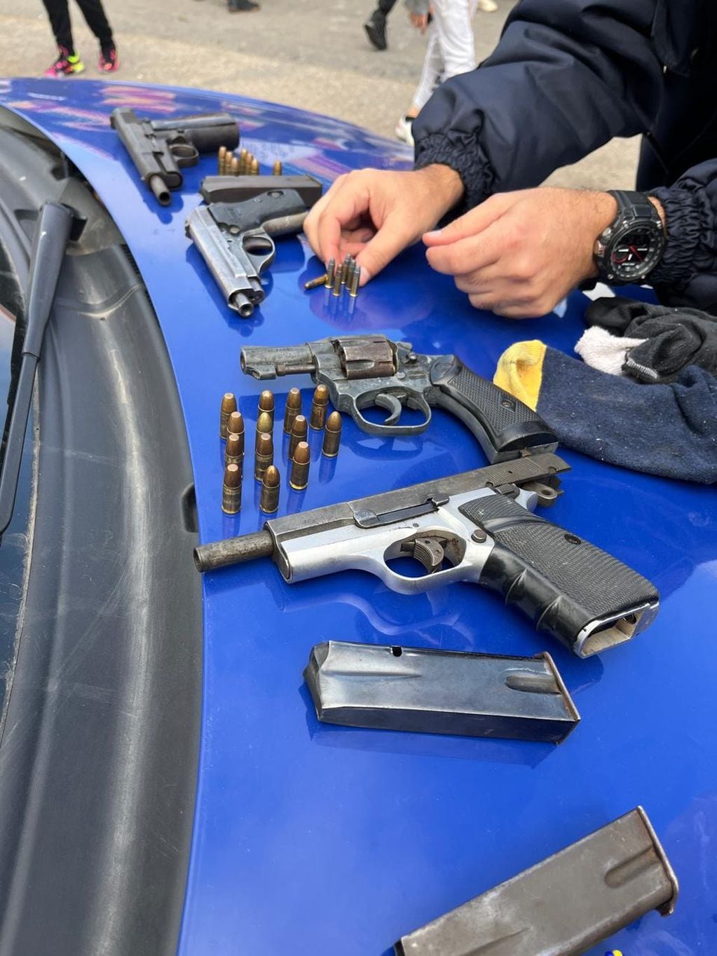 Las armas encontradas en un colectivo de Boca. 