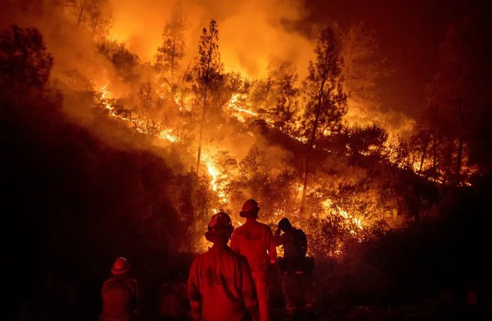 Los bomberos luchan con el fuego en California