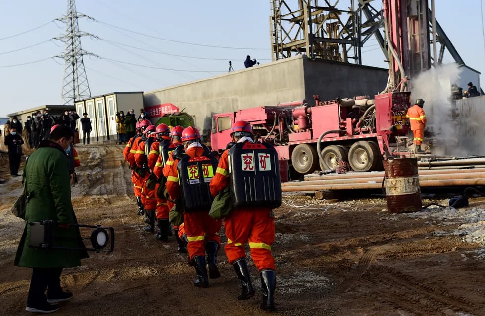 Rescatistas trabajan en la mina de Qixia