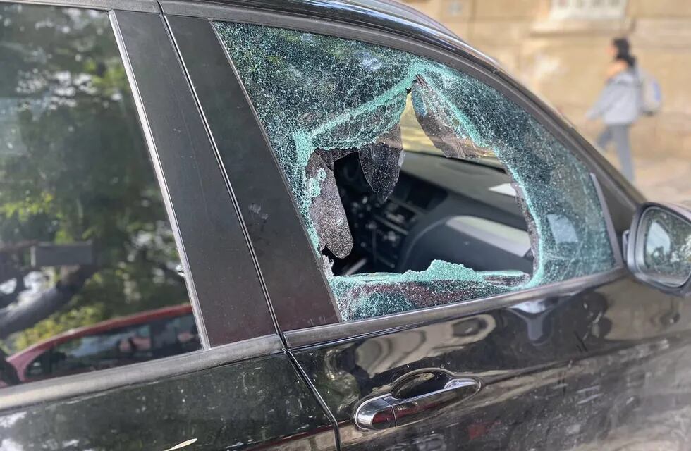 El auto en el que se trasladaba el funcionario terminó con el vidrio estallado