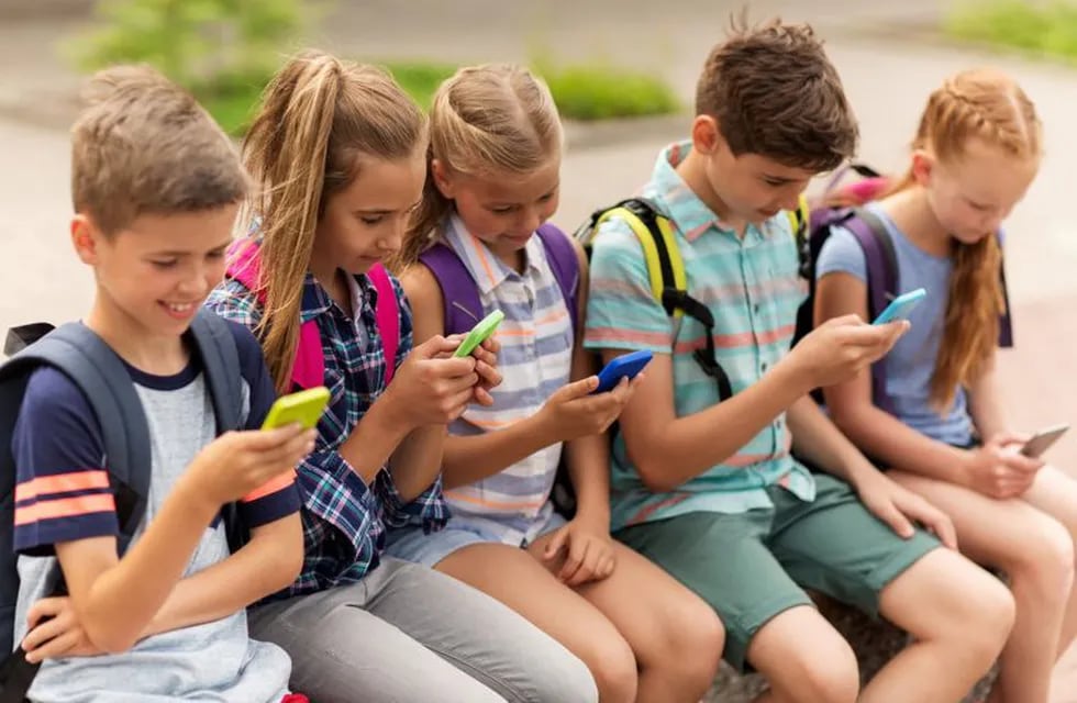 Los padres eligen regalarle el primer celular a un niño entre sus 8 a 12 años de edad.