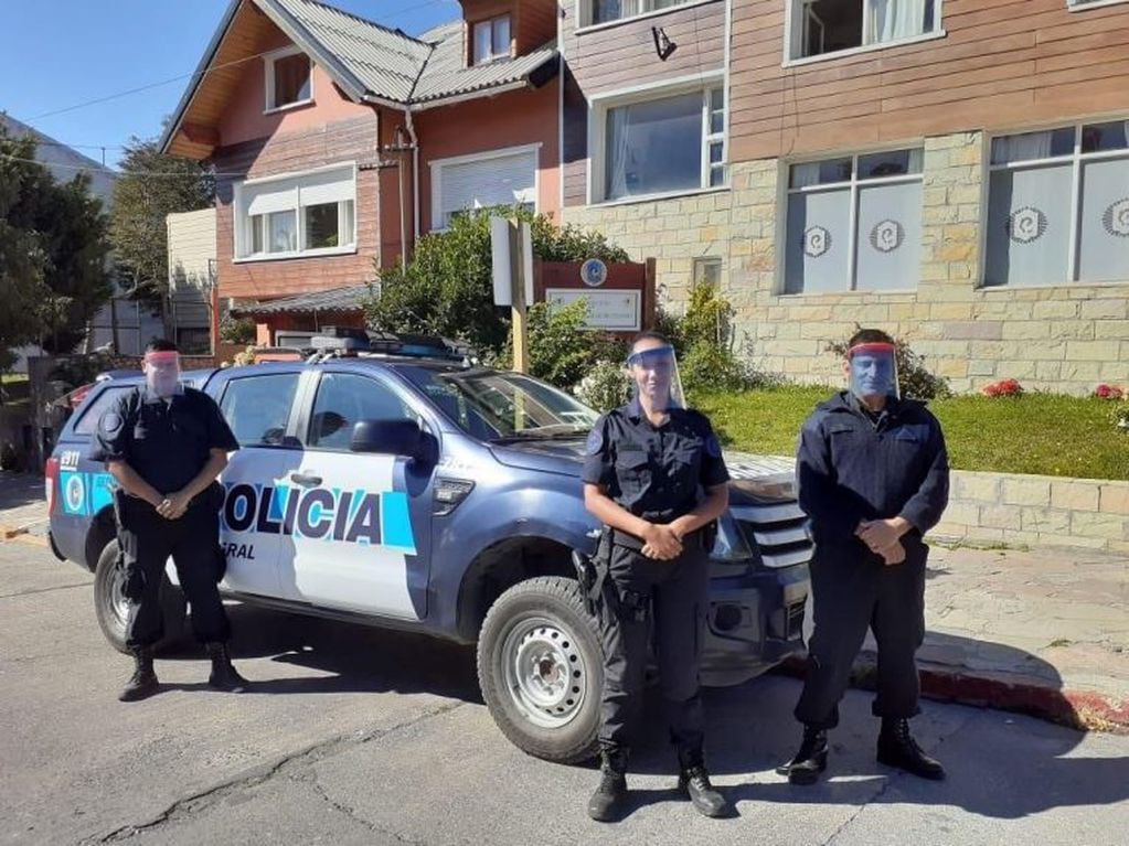 Policia Federal sede Bariloche con los protectores faciales que les donaron (Bariloche Opina).