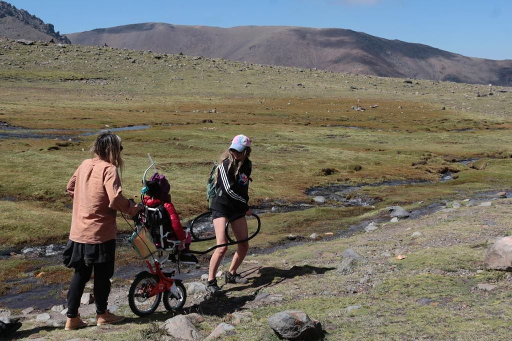 Oli y sus mamás en el trekking del Cordón del Plata.