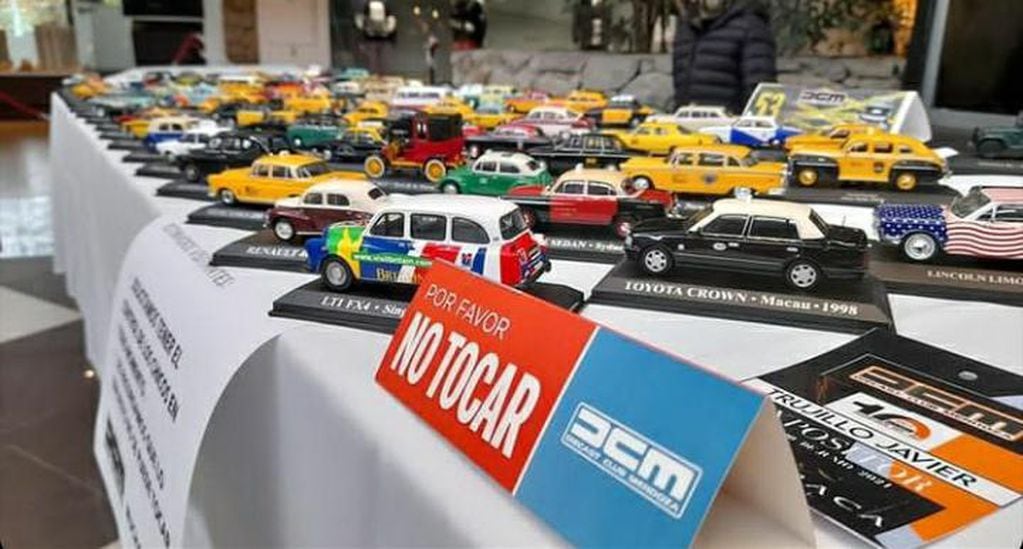 Expo de autos coleccionables en Mendoza.