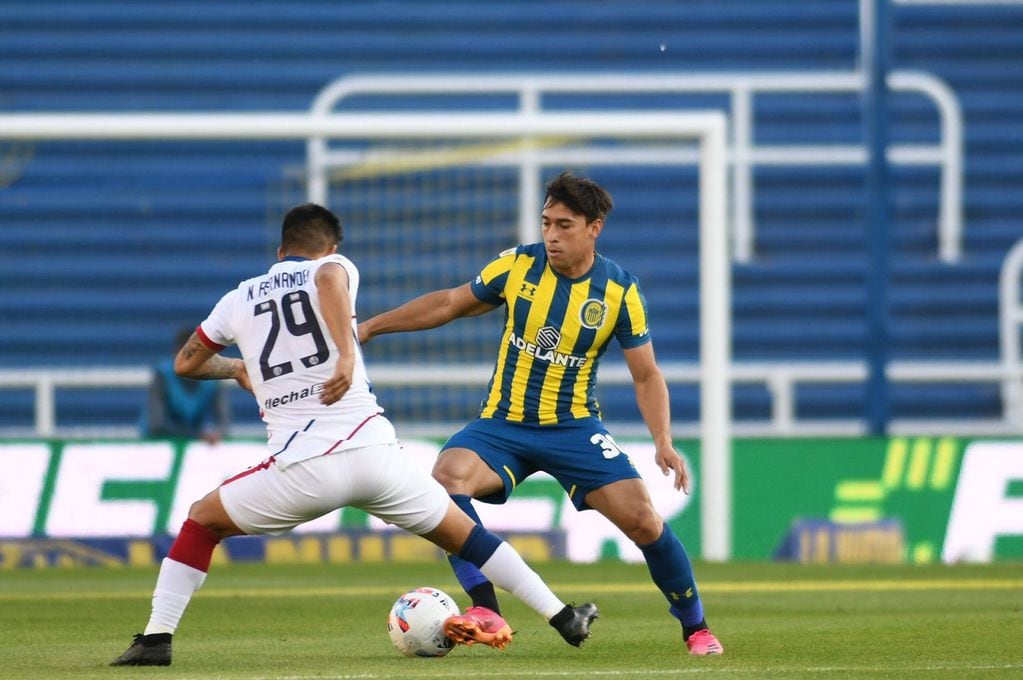 El venezolano Michael Covea, quien fue titular ante San Lorenzo, se perderá el duelo con Talleres por dar positivo de Coronavirus (@RosarioCentral)