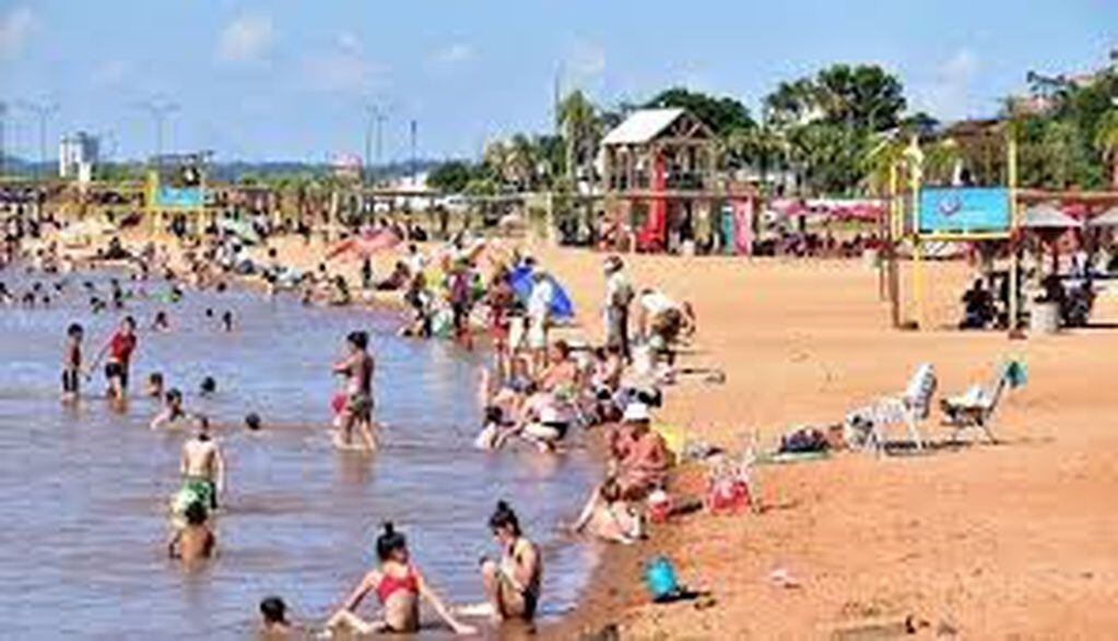El único refugio seguro al aire libre serán las playas del Paraná o la Isla del Medio, como en la foto principal. (MisionesOnline)