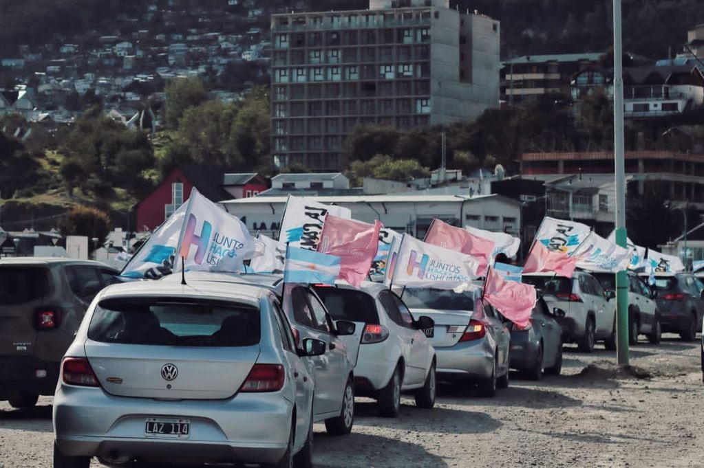 Más de dos mil vehículos se movilizaron por las calles de la ciudad en conmemoración al día del militante.