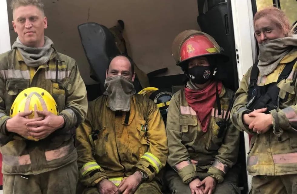 La imagen de bomberos voluntarios, tras su ardua lucha contra el fuego en Carlos Paz hacia fines de septiembre, y que se volvió viral.