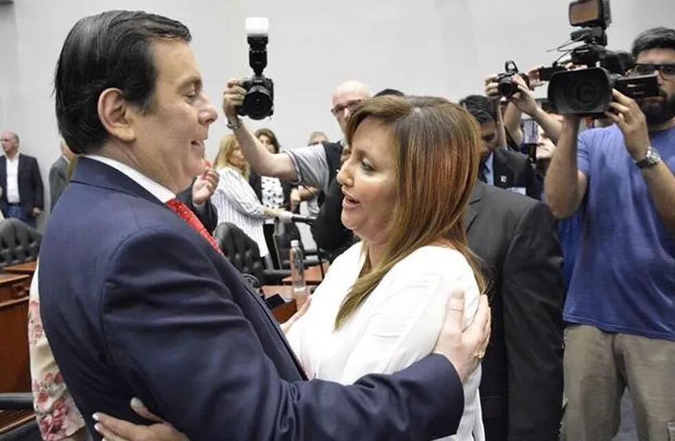 La gran relación que mantienen Zamora y Fuentes quedó reflejada en el abrazo que se dieron en la asunción de la intendente.