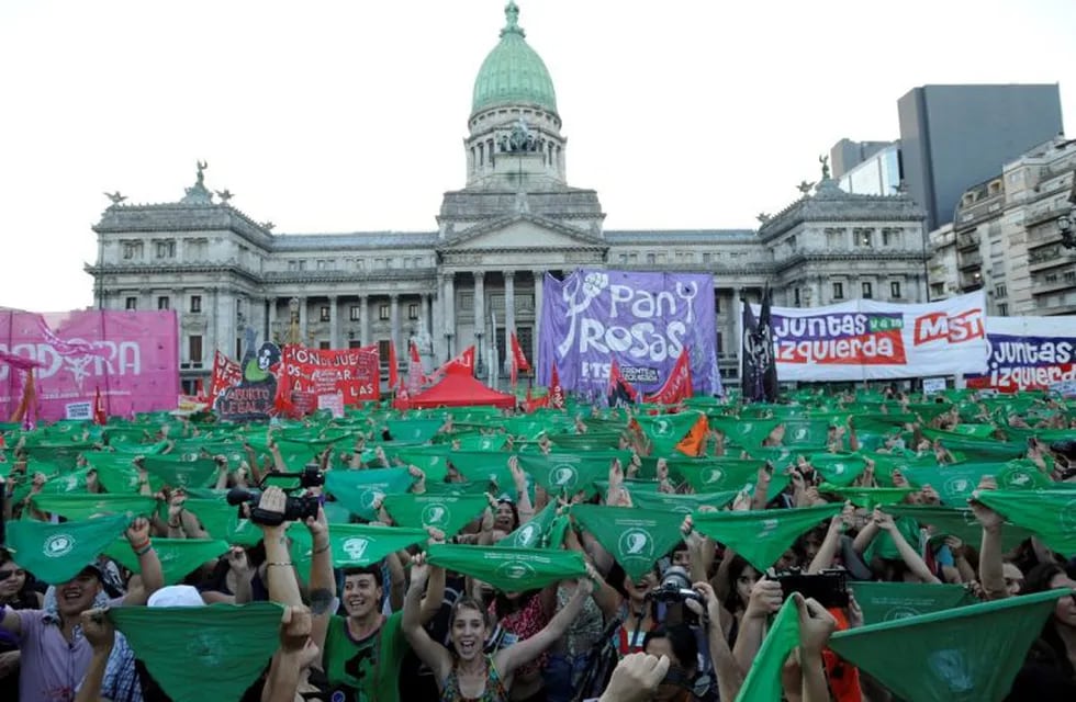 Miles de mujeres se manifestaron con sus pañuelos verdes en el Congreso. (Clarín/Fernando de la Orden)