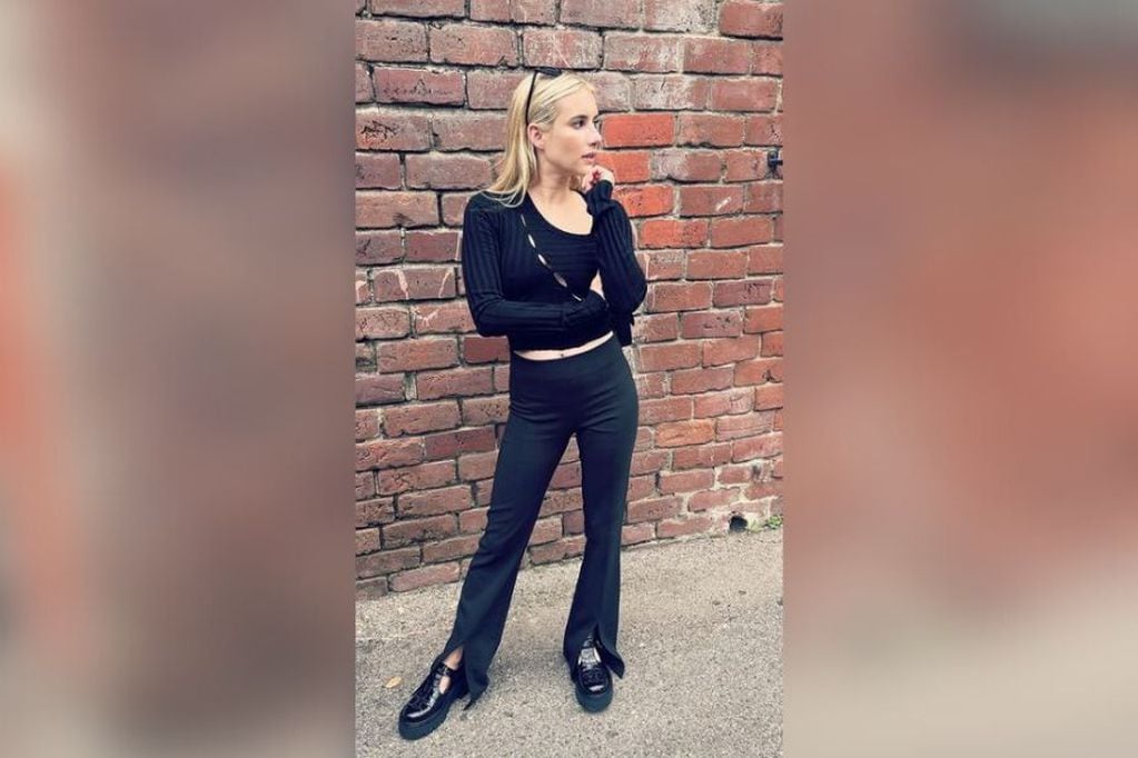 Emma Roberts luciendo un outfit total black.