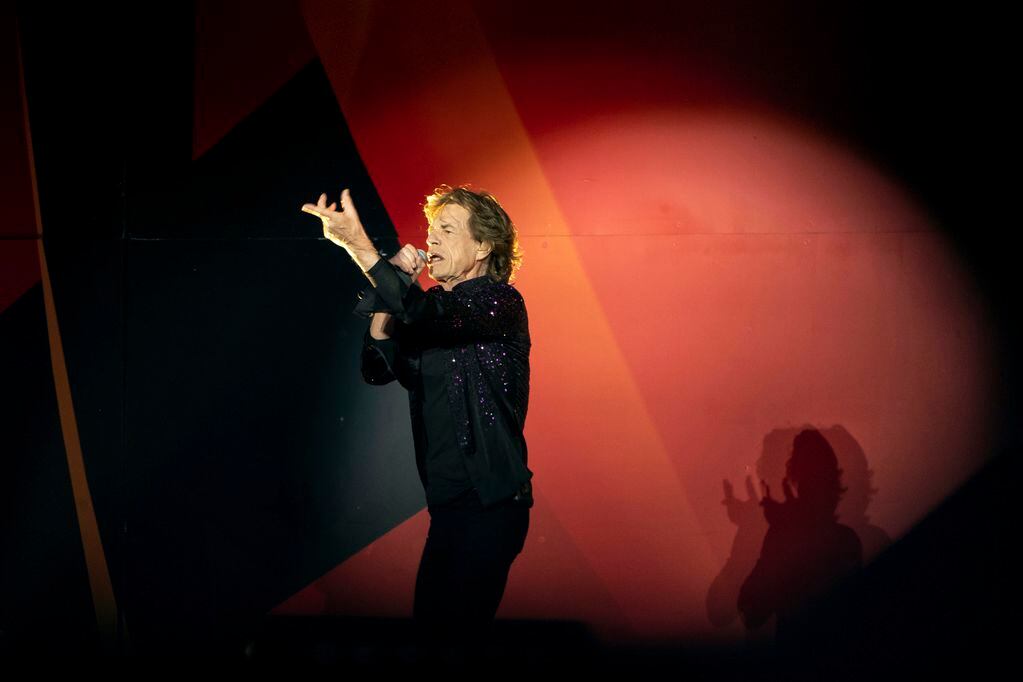 ARCHIVO - Mick Jagger, de los Rolling Stones, canta durante una actuación en el estadio Groupama, en las afueras de Lyon, en el centro de Francia, durante un concierto de su gira europea "Sixty" (Sesenta), el 19 de julio de 2022. (AP Foto/Laurent Cipriani, Archivo)