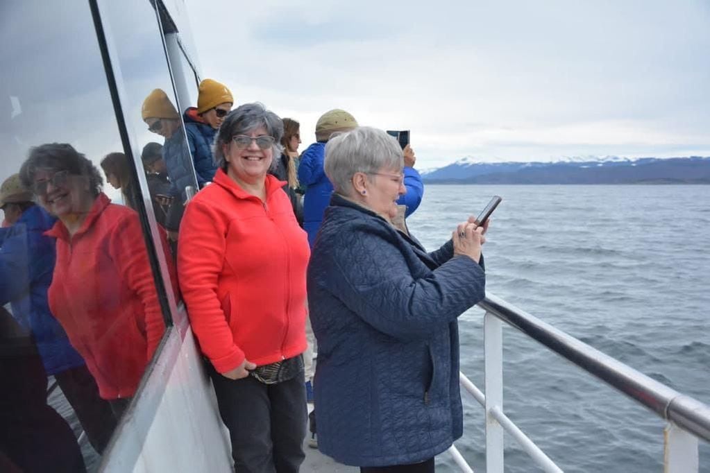 Adultos mayores disfrutaron de un paseo en catamarán