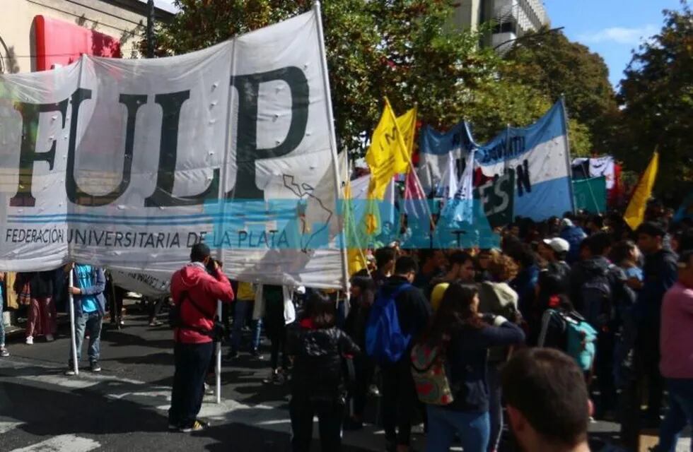 Estudiantes universitarios realizan una nueva marcha en La Plata.