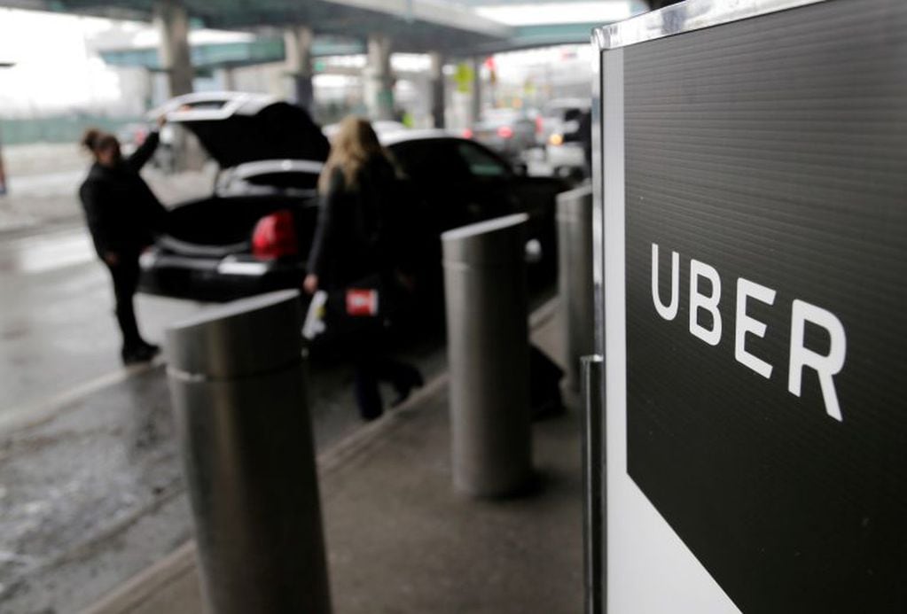 Punto de estacionamiento de Uber en un aeropuerto en Nueva York (AP)