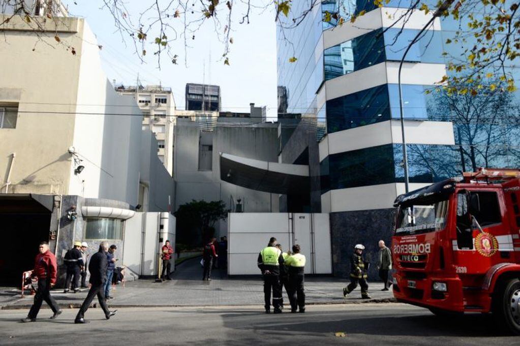 Escape de gas en el edificio Fortabat: 10 personas fueron hospitalizadas. (Andres Delia)
