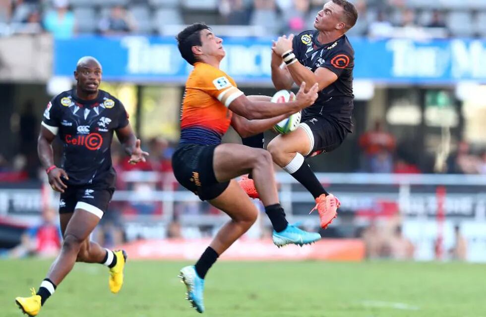 Flyhalf Curwin Bosch of the Sharks (R) and right winger Santiago Carreras of the Jaguares clash during the Super Rugby match between the Sharks of South Africa and the Jaguares of Argentina at the Kings Park Rugby Stadium in Durban on March 7, 2020. (Photo by ANESH DEBIKY / AFP)
