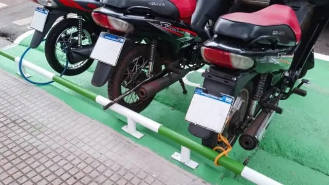Posadas: instalan palenques para estacionamiento de motos