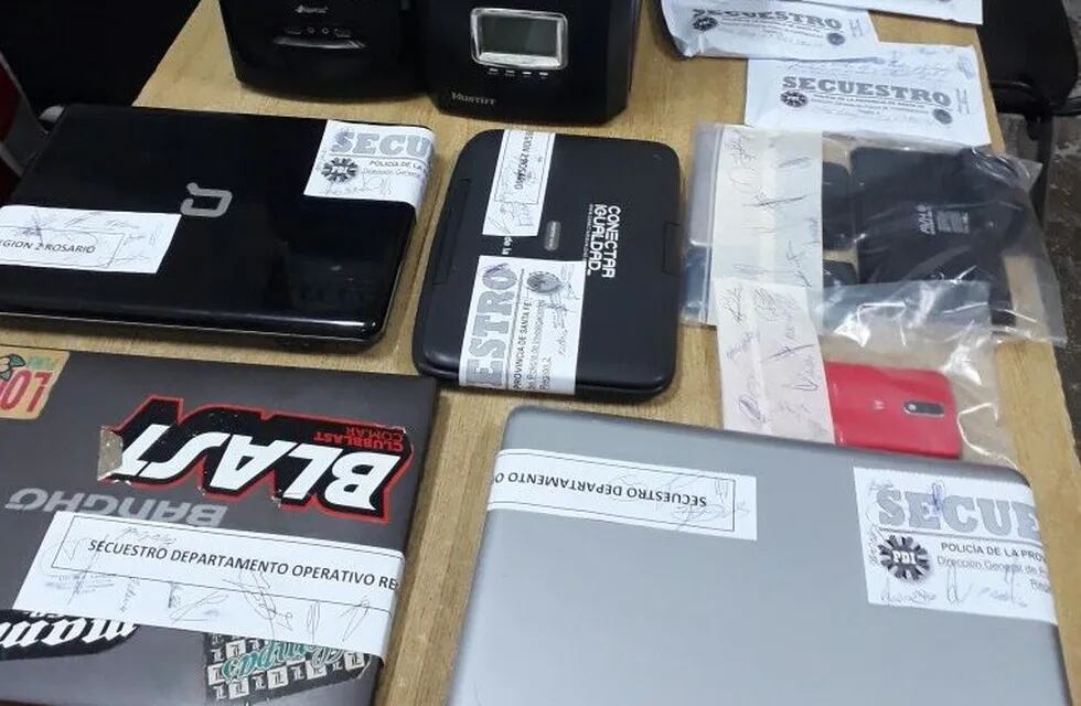 La PDI secuestró computadoras y celulares que son clave para la investigación den la causa por las amenazas de bomba falsas. (Prensa Min. Seguridad)