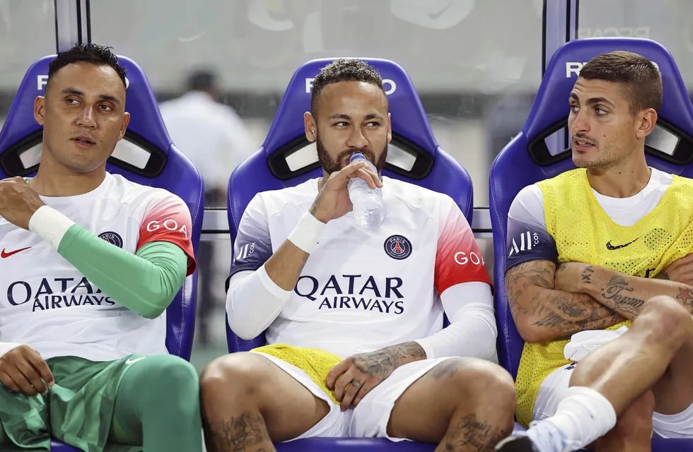El brasileño Neymar en el banco de suplentes del PSG durante la reciente gira de preparación en Asia. (AP)