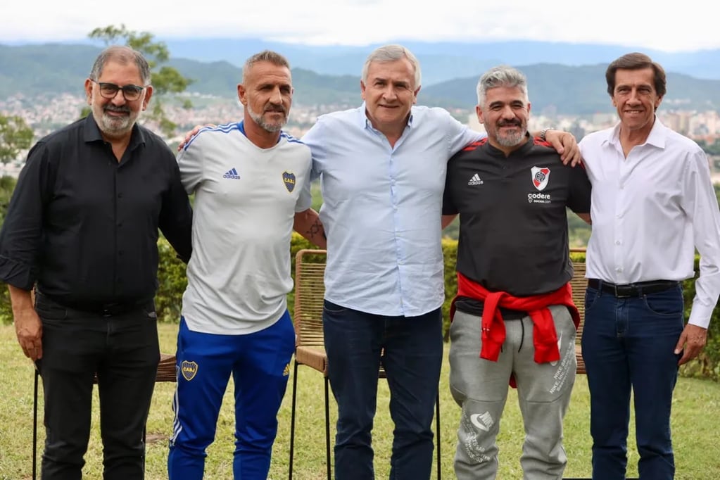 Raúl Jorge, Raúl Cascini, Gerardo Morales,  Arel Ortega y Carlos Sadir, en el inicio de la jornada del "Superclásico senior" en Jujuy.