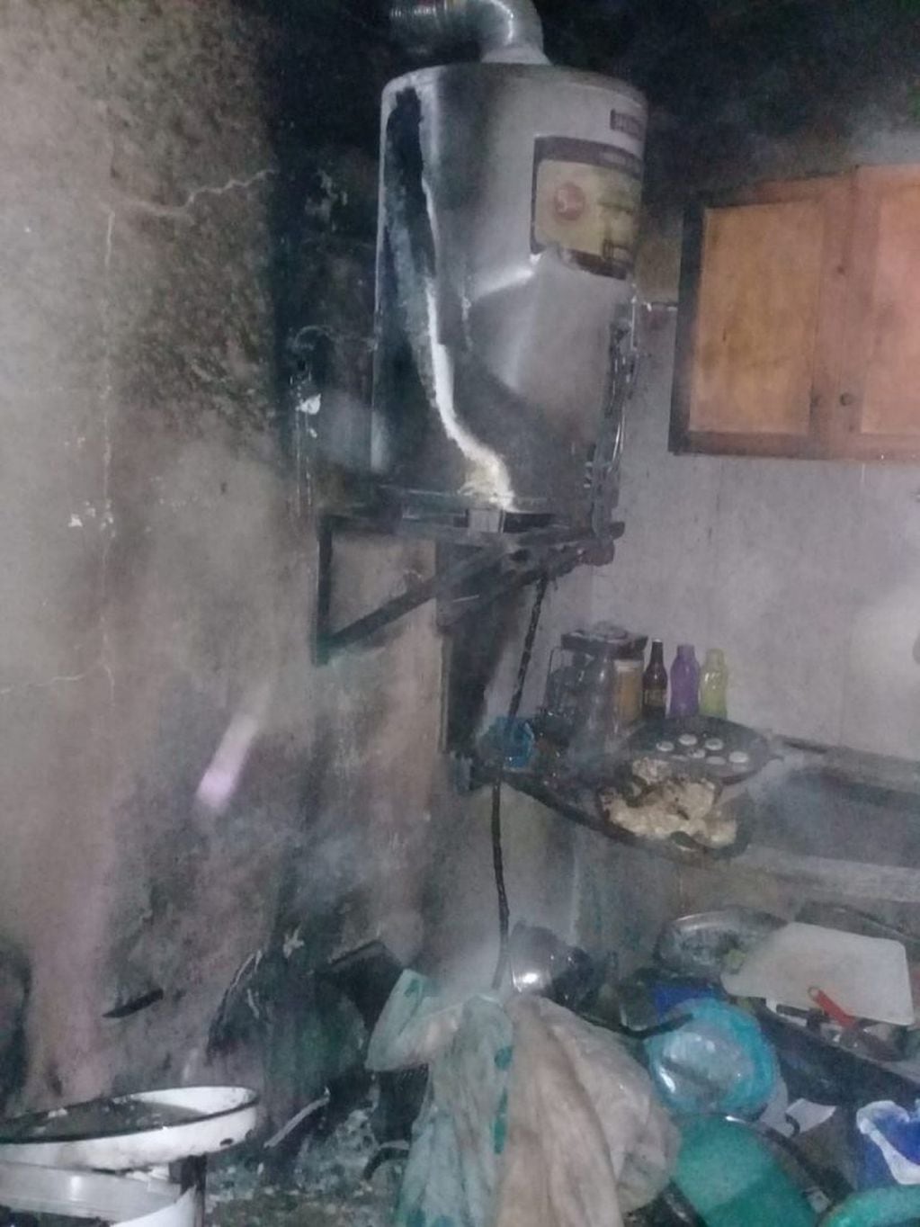 Así quedó la cocina del hogar que se incendió a causa de un desperfecto en la garrafa. Villa Parque Santa Ana.