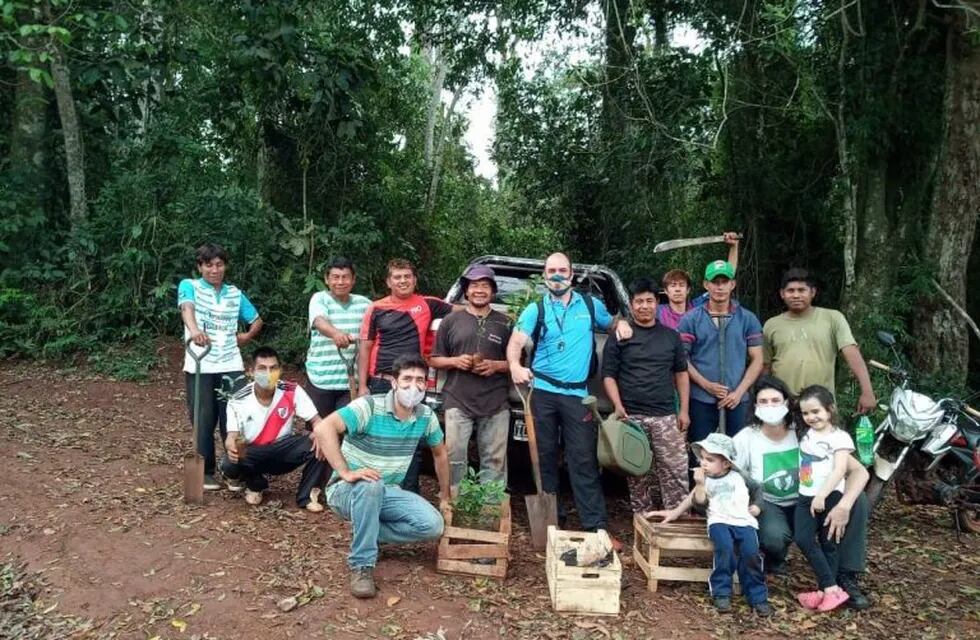 Plantan árboles frutales en la comunidad Yryapú