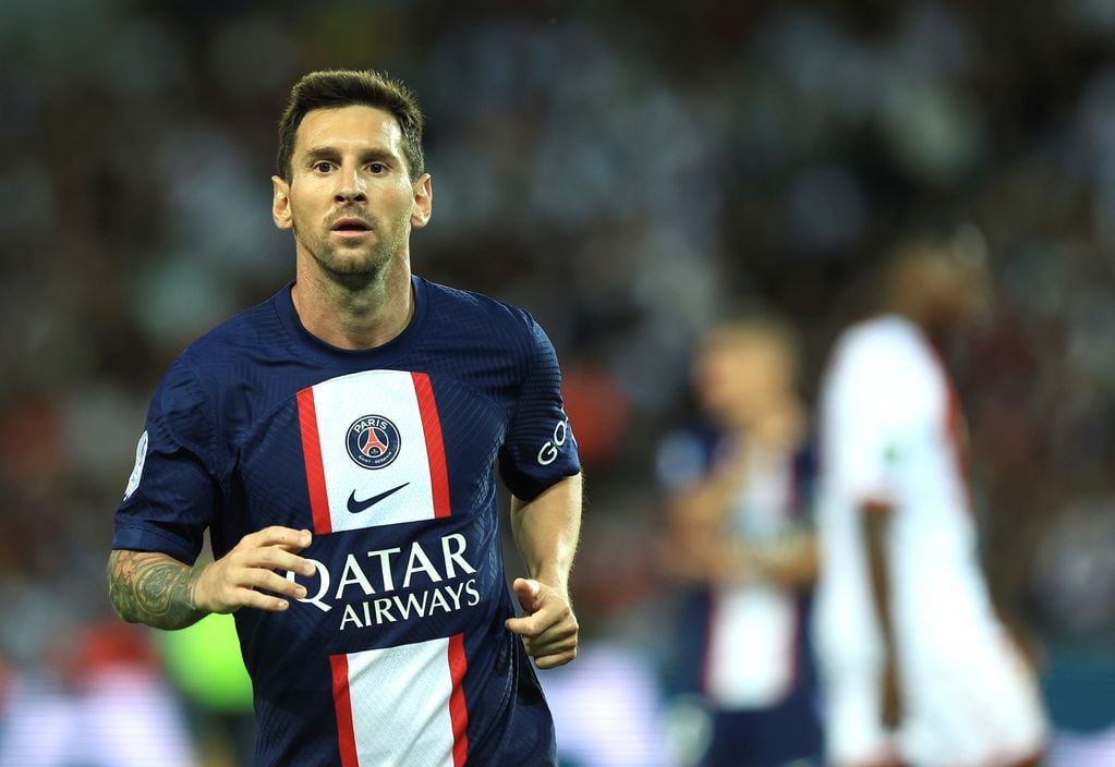 Lionel Messi entregó dos asistencias, una a Neymar y la otra a Mbappé y el PSG goleó al Toulouse. (AP)