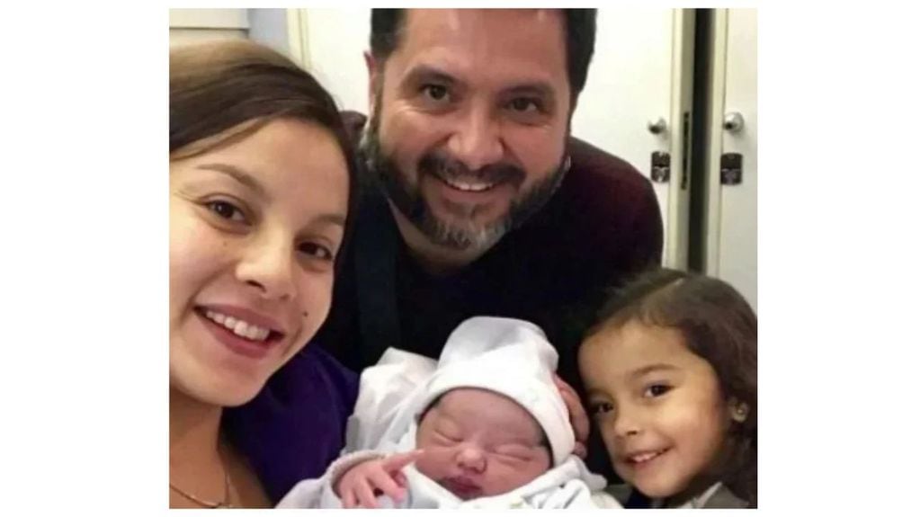 Jorge Rojas con su actual esposa, Valeria Ojeda y sus dos niños.