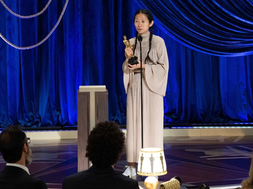 "Nomadland", el drama dirigido por Chloé Zhao y protagonizado por Frances McDormand, fue la mejor película en 2020. (Fotos: AP)