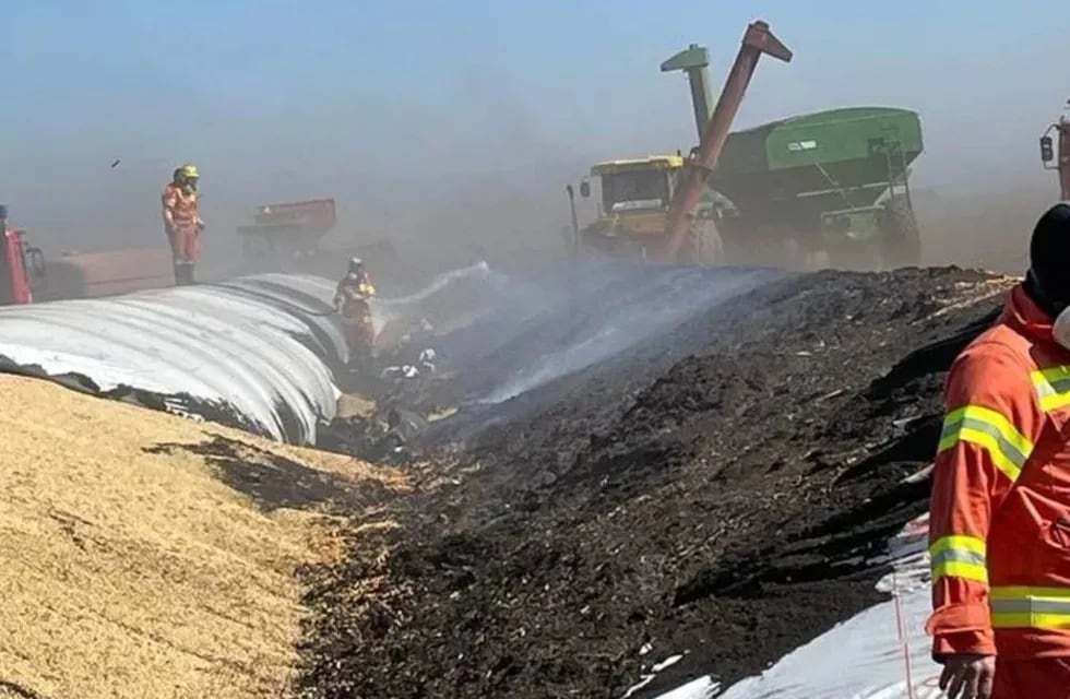 INCENDIO. El fuego afectó silos bolsa ubicados en campos en la zona núcleo de la provincia, en el departamento Marcos Juárez. (Clarín)