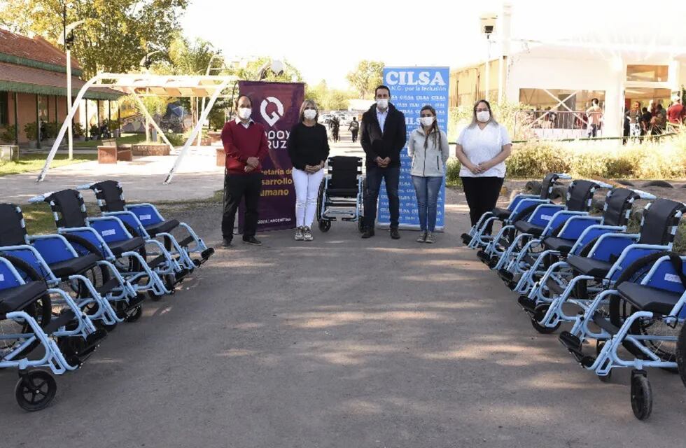 Cilsa donó sillas para la campaña de vacunación den Godoy Cruz.
