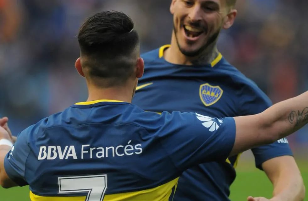 Boca Juniors' forward Dario Benedetto (L) celebrates with teammates  after forcing an own goal by Velez Sarsfield's midfielder Nicolas Dominguez (out of frame) during their Argentina First Division Superliga football match at Jose Amalfitani stadium, in Buenos Aires, on September 23, 2017. / AFP PHOTO / ALEJANDRO PAGNI cancha de velez sarsfield Dario Benedetto campeonato torneo superliga de primera division futbol futbolistas partido velez sarsfield boca juniors