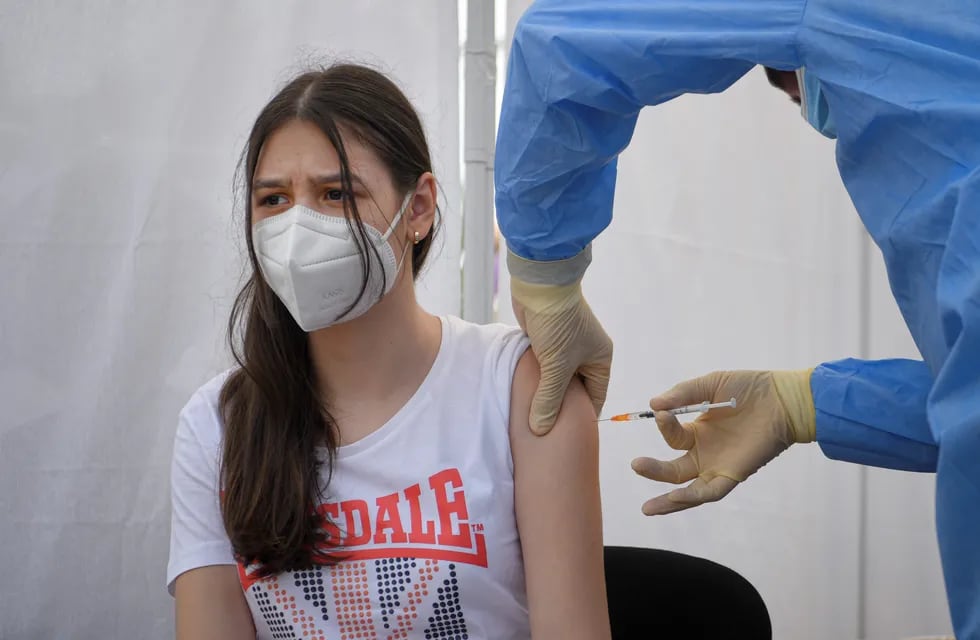 Una chica recibe la vacuna de Pfizer BioNTech contra el coronavirus, en Bucarest, Rumania.