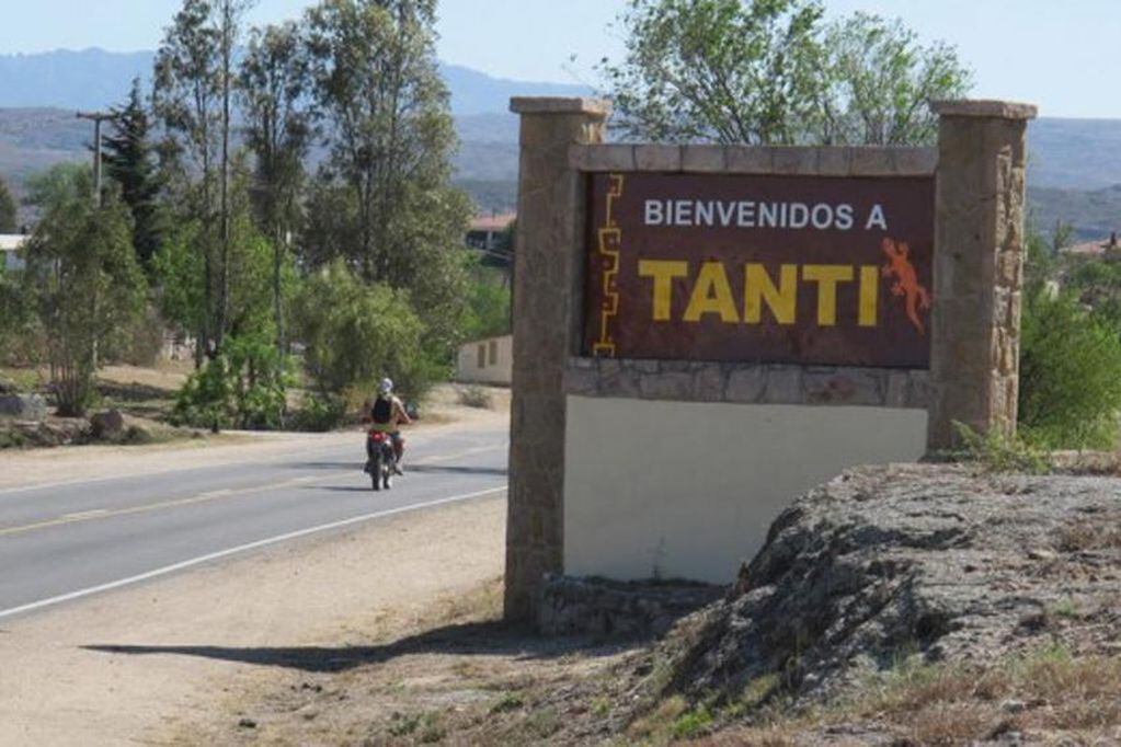 El ingreso a la ciudad de Tanti, en el Valle de Punilla.