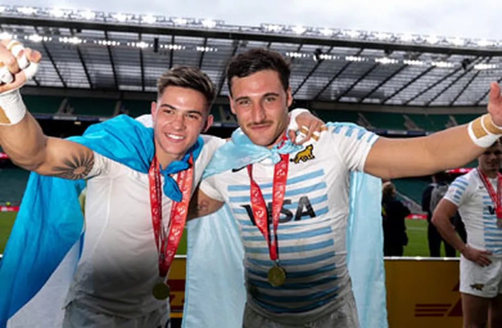 Rodrigo Isgro con su amigo Moneta, ambos en el Dream Team de la World Rugby Series 2023.