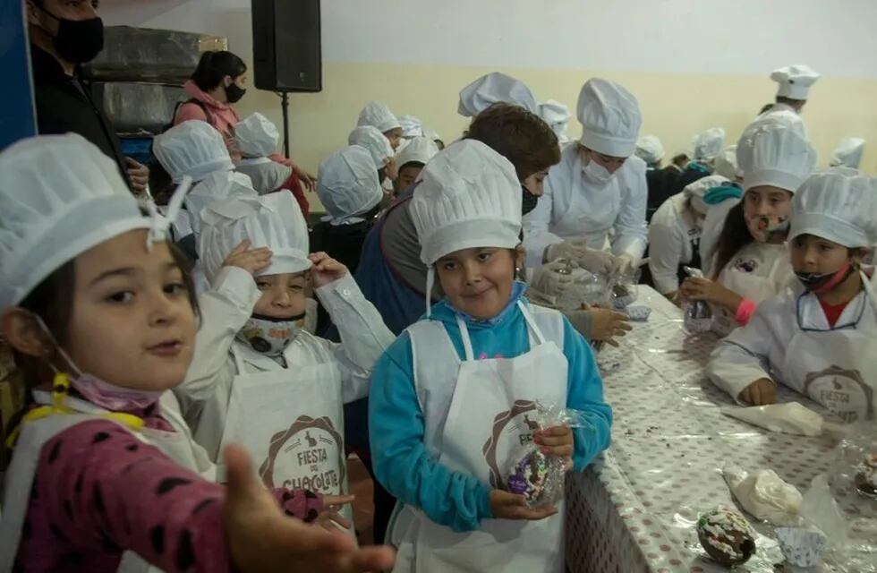 A pocos días de que comienza una nueva edición de la Fiesta Nacional del Chocolate, 1200 niños se convirtieron en "chocolateros por un día" y decoraron sus huevos de Pascua.