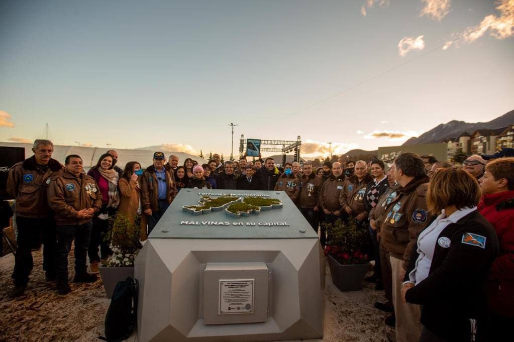 Se colocó una capsula del tiempo en la Plaza Islas Malvinas.