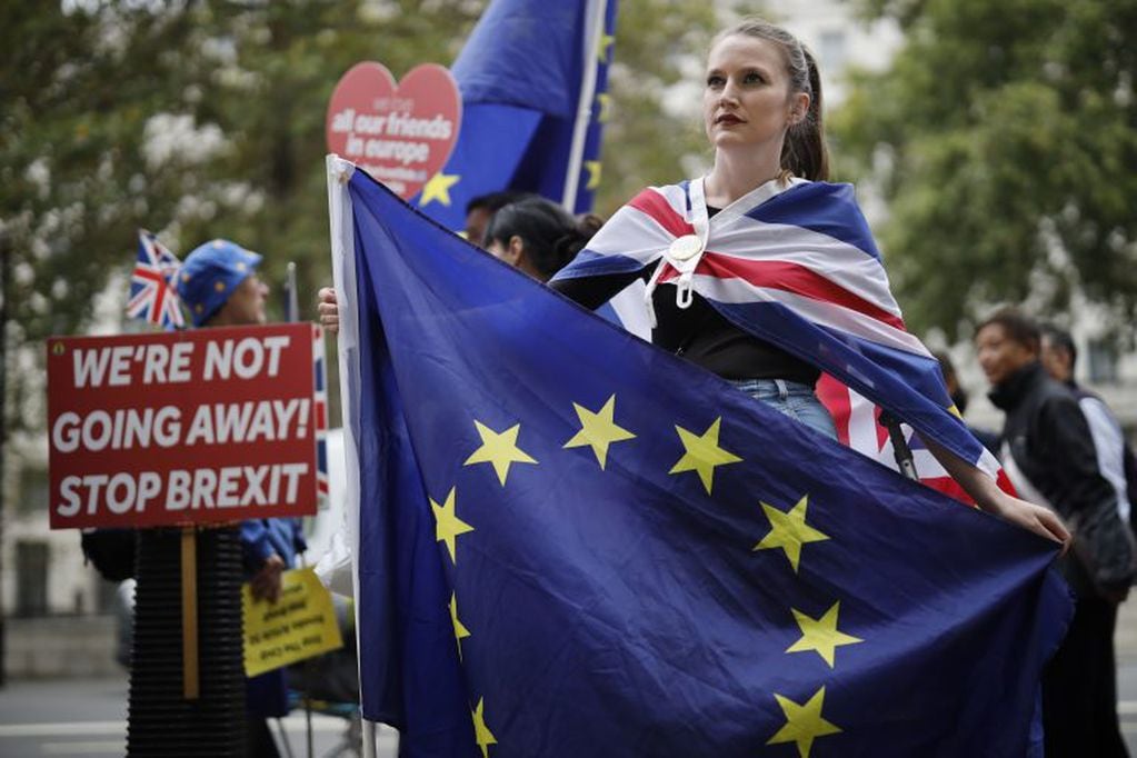 Activistas contra el Brexit y manifestantes que se oponen a las acciones del gobierno británico en relación con el manejo del Brexit, protestan cerca de Downing Street, en el centro de Londres, el 10 de septiembre de 2019. Crédito: Tolga Akmen / AFP.