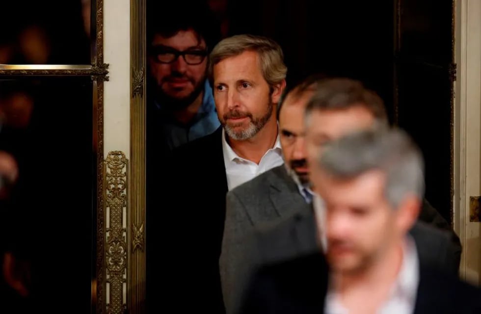 Interior Minister Rogerio Frigerio(2nd L) arrives at Casa Rosada presidential building to attend a press conference of Argentine President Mauricio Macri in Buenos Aires on December 19, 2017.\r\nPresident   reform, approved on Tuesday's early morning, will play an important part in cutting Argentina's fiscal deficit, with expected savings of 100 billion pesos ($5.6 billion).  / AFP PHOTO / Laureano SALDIVIA buenos aires rogelio frigerio ministro del interior incidentes de manifestantes y la policia disturbios conferencia de prensa del presidente