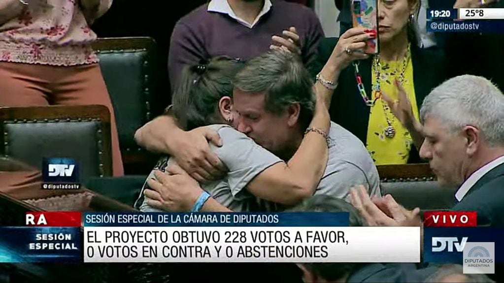 Diputados aprobó por unanimidad la Ley Lucio, y Ramón y Silvia se abrazaron de la felicidad.