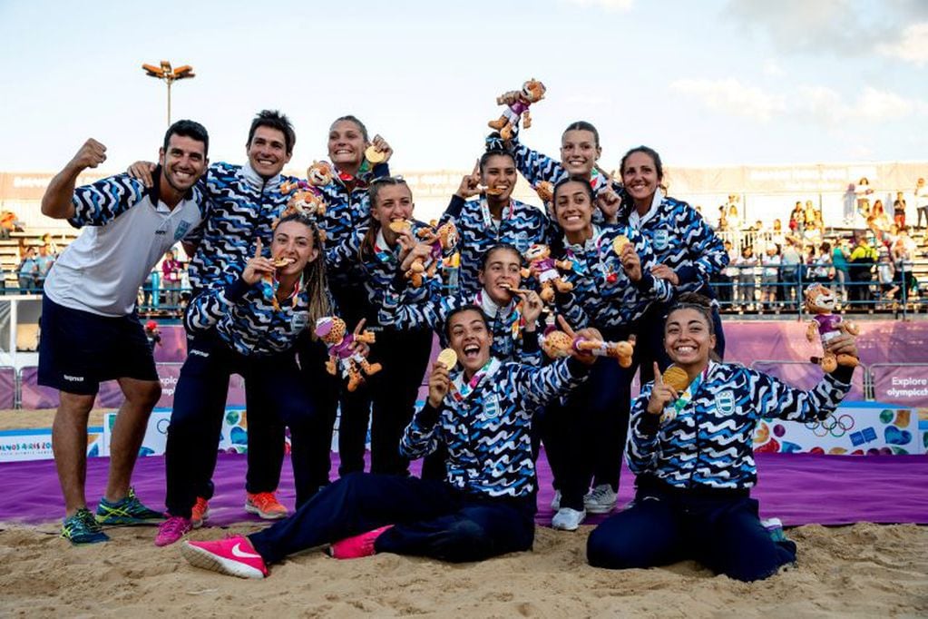 Kamikazes de oro: la selección argentina de beach handball que consiguió la presea dorada en Buenos Aires 2018, con la cipoleña Rosario Soto en el arco. (Foto: Ian Walton).
